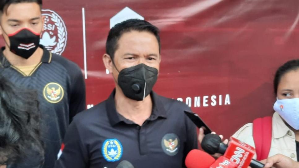 yunus-nusi-saat-diwawancarai-usai-menghadiri-acara-launching-jersey.jpg