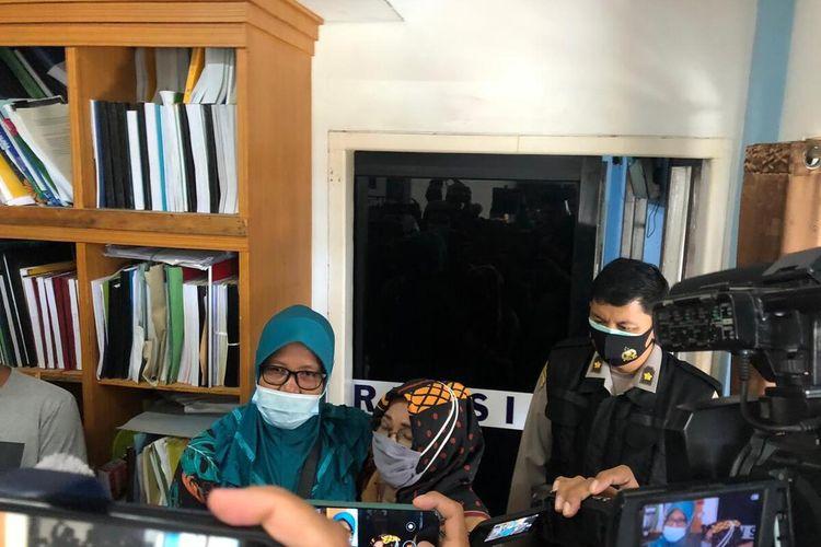 yusri-lanita-48-keluarga-salah-satu-korban-sriwijaya-air-usai-menjalani-pemeriksaan.jpg