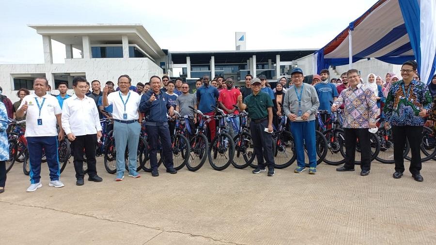 zainudin-amali-saat-menyerahkan-bantuan-peralatan.jpg