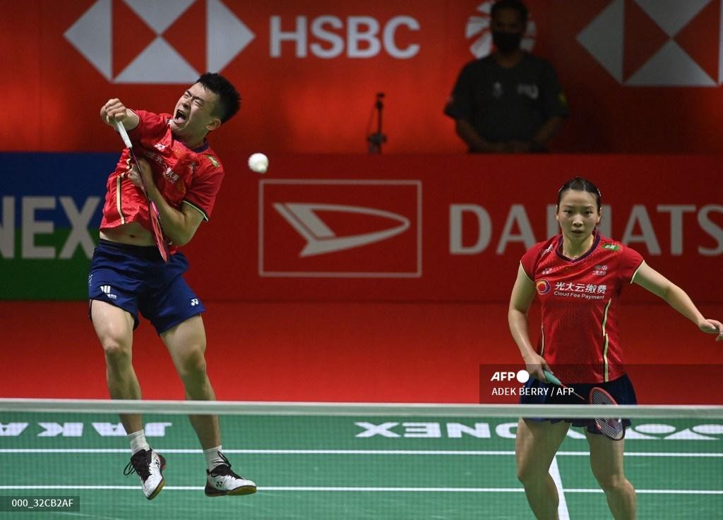 zheng-siwei-kiri-dan-huang-yaqiong-dari-china-melakukan-pengembalian-shuttlecock.jpg