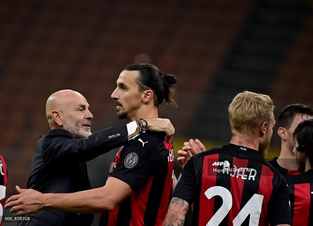 zlatan-ibrahimovic-diberi-selamat-oleh-pelatih-ac-milan-stefano-pioli.jpg