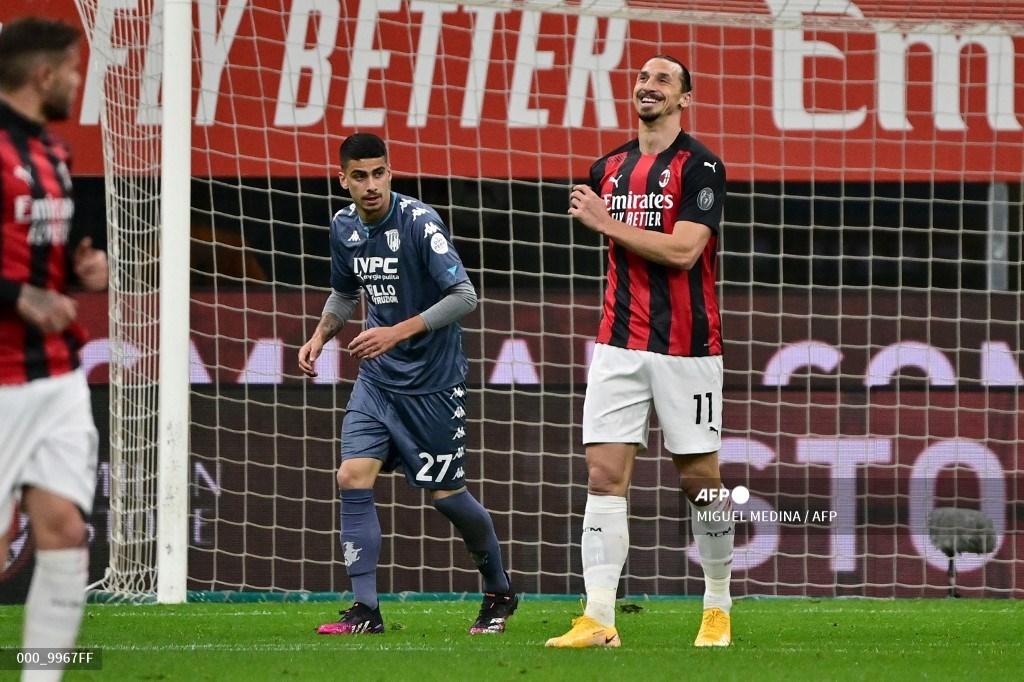 zlatan-ibrahimovic-mendongak-selama-pertandingan-sepak-bola.jpg