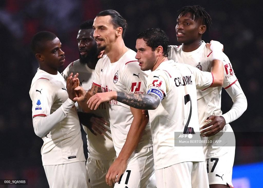 zlatan-ibrahimovic-tengah-merayakan-dengan-bek-ac-milan-italia-davide-calabria.jpg