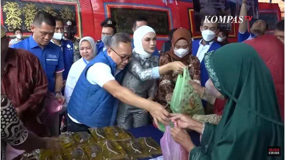 zulhas-saat-bersama-anaknya-bagi-bagi-minyakita.jpg