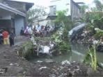 1-mobil-dan-3-motor-terseret-arus-banjir-di-bandung_20161111_114831.jpg