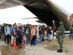 1-pesawat-hercules-c-130-membantu-masyarakat-jayapura.jpg
