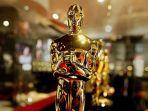10-momen-di-piala-oscar-2019-yang-tak-tertangkap-kamera-televisi-rami-malek-jatuh-dari-panggung.jpg
