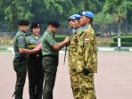100-prajurit-satgas-mtf-tni-terima-penghargaan_20151106_152252.jpg
