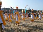 1000-penari-dewa-rejang-meriahkan-festival-nusa-penida-2015_20151006_185359.jpg