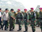 1059-prajurit-tni-diberangkatkan-ke-riau_20150915_154438.jpg