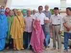 150-turis-asal-china-terkurung-di-hotel-dipeluk-gubernur.jpg