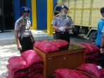 152-ton-bawang-merah-gagal-dibawa-ke-sumatera-barat_20161207_141151.jpg