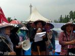 16-petani-pegunungan-kendeng-utara-melakukan-aksi-di-depan-istana-presiden_20170906_125036.jpg