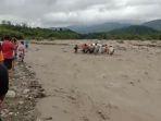 16-pria-terobos-sungai-yang-banjir-bawa-jenazah-tokoh-adat-sejauh-7-km-ke-pemakaman-ini-kisahnya.jpg