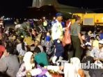 175-korban-gempa-palu-tiba-di-bandara-juanda_20181004_112445.jpg