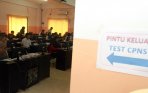 1847-peserta-mengantri-untuk-tes-cpns-kota-tangerang_20141110_174244.jpg