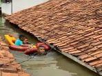 2-anggota-marinir-evakuasi-seorang-balita-saat-banjir.jpg