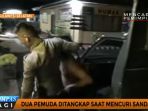 2-pemuda-pencuri-sandal-ini-jadi-bulan-bulanan-warga_20170408_174458.jpg