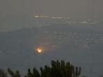 2-rumah-terbakar-di-kota-metula-setelah-lebanon-meluncurkan-rudal-anti-tank-pada-senin-2272024.jpg
