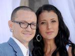 2-tahun-setelah-chester-bennington-meninggal-dunia-talinda-bennington-umumkan-pertunangannya.jpg