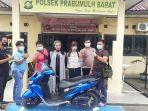 2-wanita-hajar-dan-rampok-pelanggan-hp-dan-motor-korban-digondol-modus-cari-mangsa-di-michat.jpg