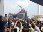 Warga Heboh saat 200 Penerjun Gabungan TNI Mendarat di Monas
