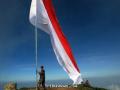 20110521_Merah_Putih_Berkibar_di_PUNCAK_GUNUNG_SINABUNG.jpg