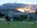 20110716_Tetap_Bermain_Bola_Walau_Gunung_lokon_Meletus_.jpg