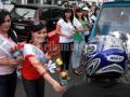 20110812_Putri_Putri_Manado_Bagikan_Bunga.jpg