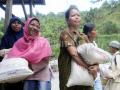 20111012_Warga_Mendapat_Beras_Raskin_.jpg