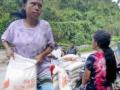 20111012_Warga_Mengangkut_Raskin.jpg