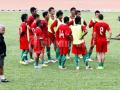 20111108_Rahmad_Darmawan_Memberi_Brifing_Pasukan_Garuda_Muda.jpg