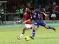 20111113_Pemain_Thailand_Menghadang_Tibo.jpg