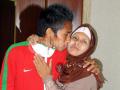 20111122_Andik_Vermansyah_Cium_Ibunda.jpg