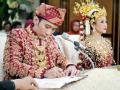 20111124_Edhie_Tanda_Tangan_Buku_Nikah_.jpg