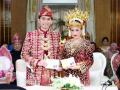 20111124_Ibas_dan_Aliya_Menunjukan_Buku_Nikah_.jpg