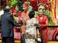 20111127_Mempelai_Menyalami_Tamu_Undangan.jpg