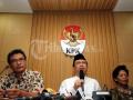 20120120_Marzuki_Alie_dan_Nining_Indra_Saleh_di_KPK.jpg