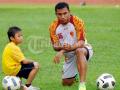 20120226_Firman_Utina_bersama_anak_gawang_.jpg