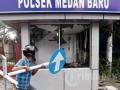 20120330_Polsek_Medan_Baru_Dirusak_Massa.jpg