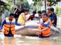 20120404_Evakuasi_Nenek_Pakai_Perahu_Karet.jpg