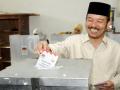 20120409_Darni_M_Daud_Nyoblos_di_TPS_Komplek_Geuce_.jpg