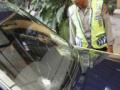 20120419_Polisi_Lihat_Mobil_Yang_Ditembak_Perampok.jpg