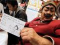 20120422_Pak_Raden_Kirim_Kartu_Pos_ke_Presiden_SBY.jpg