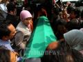20120502_Jenazah_Menkes_Endang_Rahayu_Sedyaningsih_Dimasukkan_Mobil_Untuk.jpg