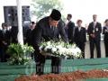 20120503_Usai_Pimpin_Upacara_Sby_Memberikan_Bunga_Dipusara_Makam_Alm_Menk.jpg