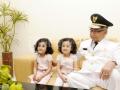 20120625_Gubernur_Aceh_Zaini_Abdullah_bersama_Cucunya_4389.jpg