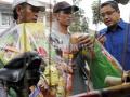 20120812_Wagub_Jabar_Bagikan_Parcel_Ke_Abang__Becak__5729.jpg