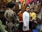 20120915_Tatiek_Fauzi_Bowo_Kunjungi_Sentra_Batik_Jakarta_6066.jpg