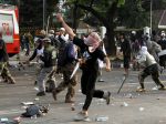 20120917_Bentrok_di_Depan_Kedubes_AS_9761.jpg